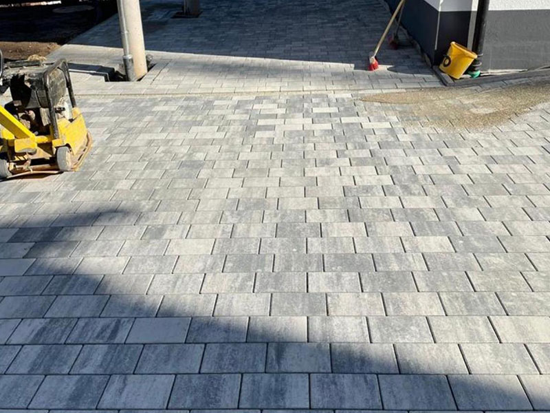 aussenanlagen-schwarze-erdarbeiten-fischerbach-kinzigtal-einfahrt-pflastern-pflaster-verlegen-carport