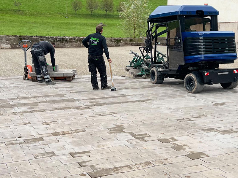 aussenanlagen-schwarze-erdarbeiten-fischerbach-kinzigtal-einfahrt-pflastern-pflaster-verlegen-grossflaechen