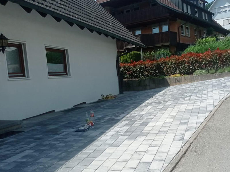 aussenanlagen-schwarze-erdarbeiten-fischerbach-kinzigtal-einfahrt-pflastern-pflaster-verlegen