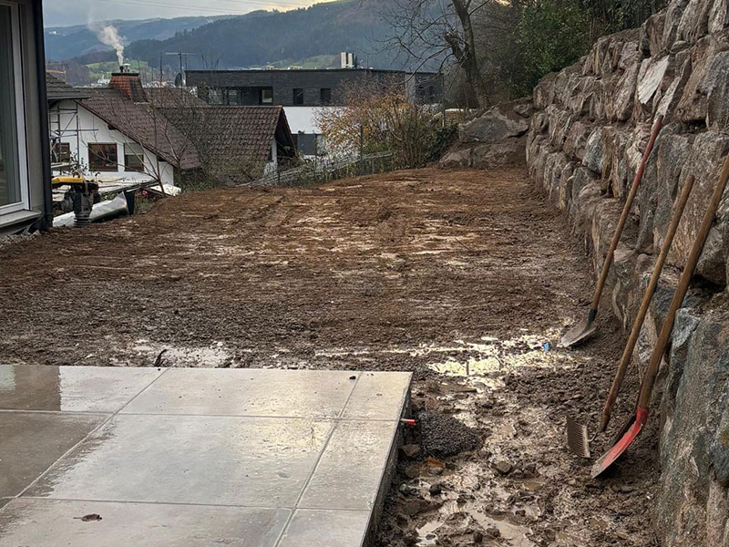 schwarze-erdarbeiten-landschaftsbau-terrasse-steinwand