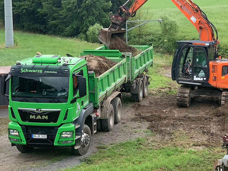 schwarze-erdarbeiten-fischerbach-kinzigtal-transporte-schuettgut-maschinen