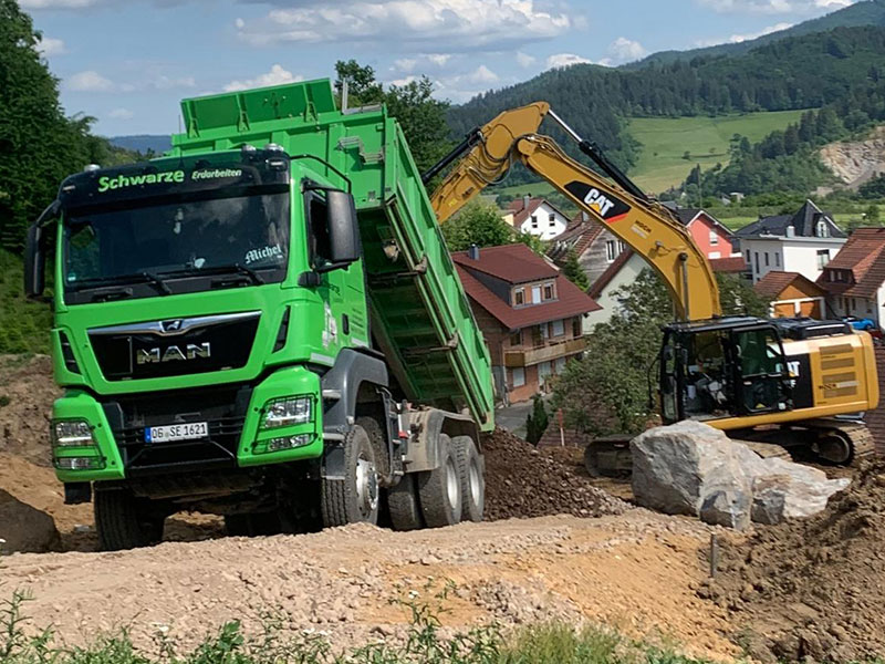 schwarze-erdarbeiten-fischerbach-kinzigtal-transporte-schuettgut-maschinen4